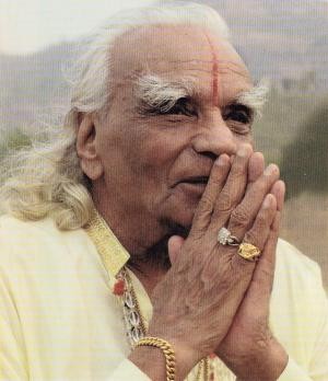 ヨギー速報】B.K.S.アイアンガー氏95歳の誕生日 | yogatha（ヨガッサ