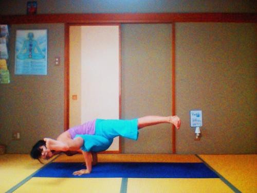 ヨガポーズ エカ パダ カウンディニャーサナ 賢人カウンディニャに捧げるポーズ Yogatha ヨガッサ 新潟県長岡 小千谷 柏崎のヨガ 教室 Ryt0資格スクール