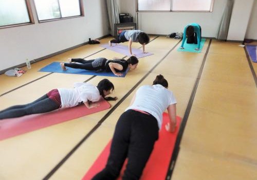 太陽礼拝108回　チャトランガダンダーサナ　ヨガ