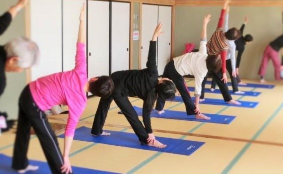 シニアヨガ　ハタヨガ　トリコナーサナ