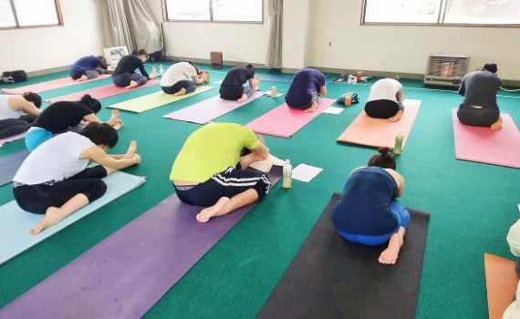 アシュタンガヨガ　アーサナ　ティリヤンムカエーカパーダパスチモッタナーサナ