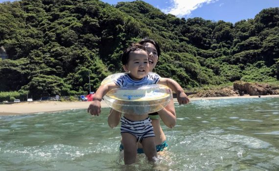 子供　海　野積海水浴場